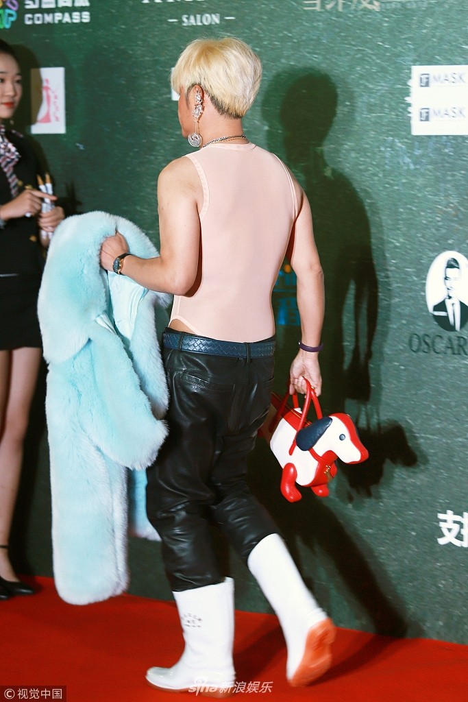 Thảm đỏ Cbiz 2017: Sao Hoàn Châu Cách Cách liên tục gây sốc, dàn mỹ nhân không tên tuổi khiến dân tình muối mặt